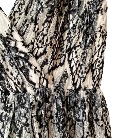 Alice + Olivia Cara Flared Lace Mini Dress Black Ivory Contrast Cocktail Size 4 - Picture 8 of 17